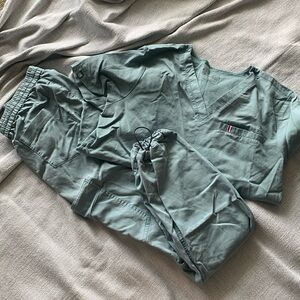 Mediclo Scrubs Size M cargo pants and top.